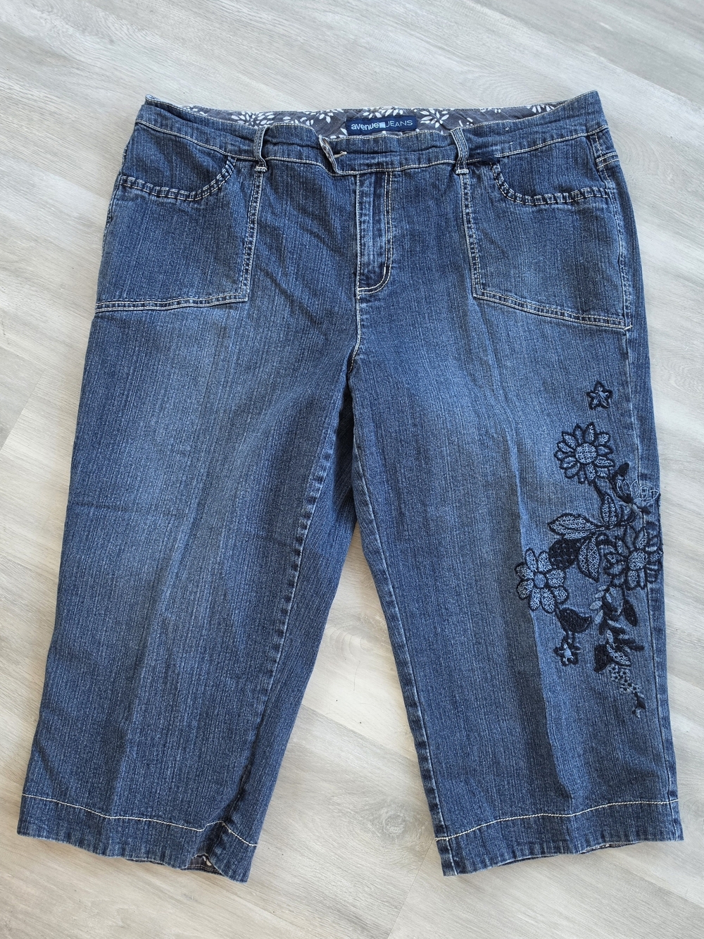 Avenue Blue Floral Embroidered Capri Jeans Size 18